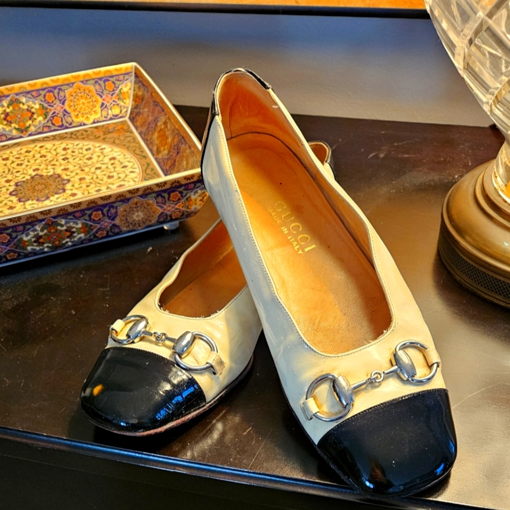 Ladies Vintage Gucci flats, signature horses bit and patent leather